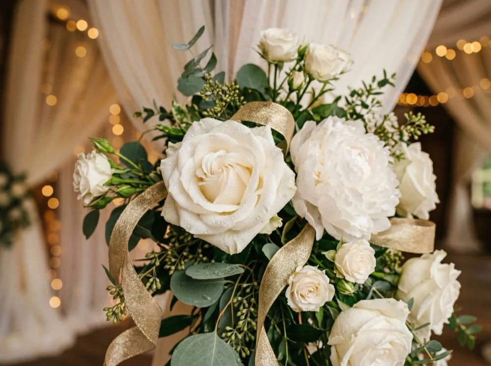 Detale dekoracji ślubnej – białe róże i peonie